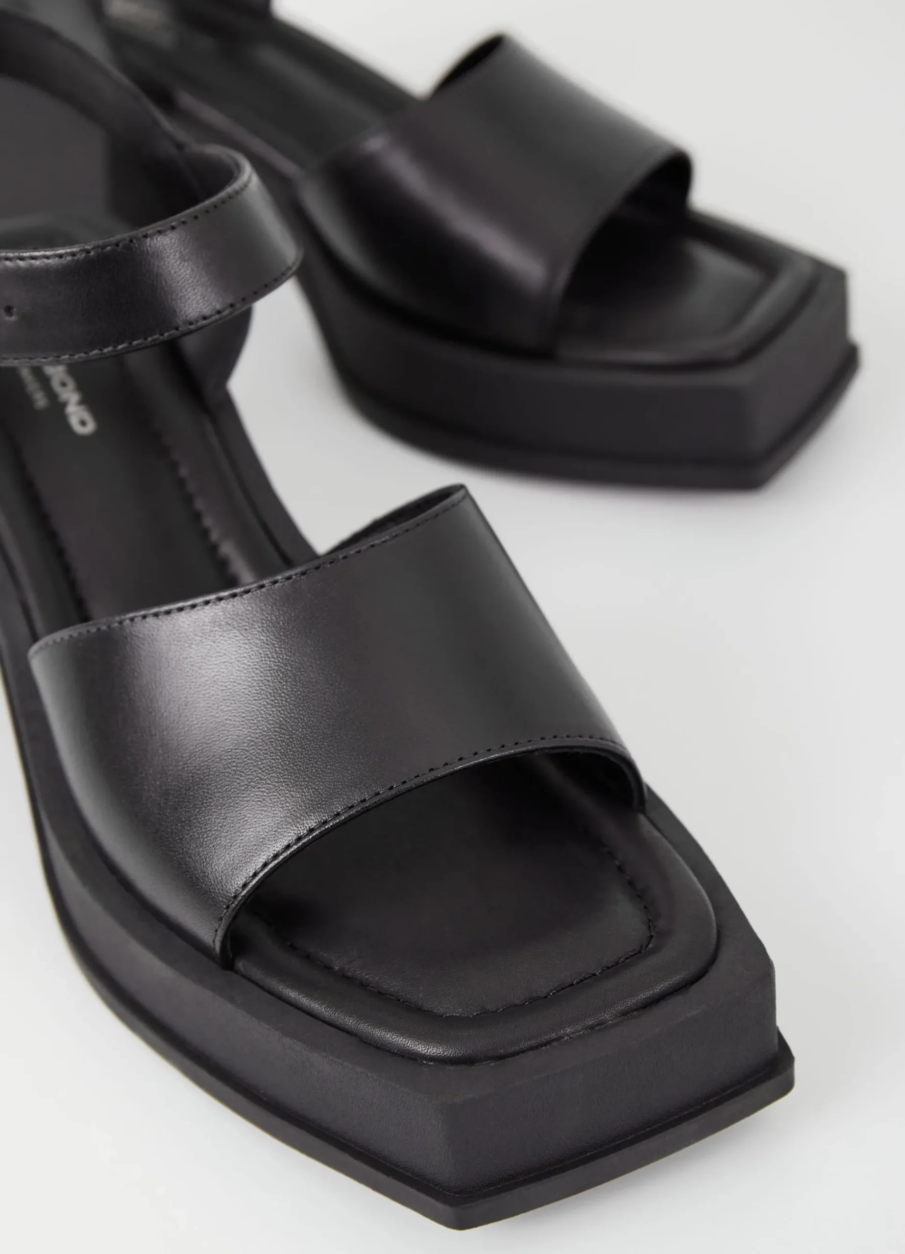 HENNIE SANDALS